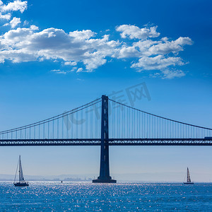 加利福尼亚州 7 号码头的旧金山湾桥风船