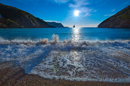 巴利阿里群岛圣胡安的 Ibiza Cala Benirras 日落海滩