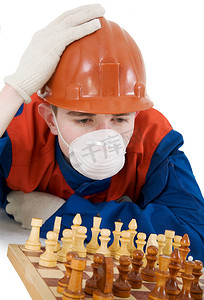 下棋的工人