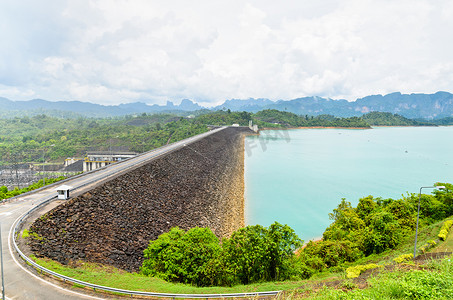 储层摄影照片_Ratchaprapha大坝绿湖景区