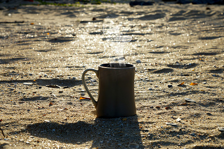 早上在海滩上喝日出咖啡的剪影。