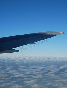 飞机机翼视图与华丽的 clouscape