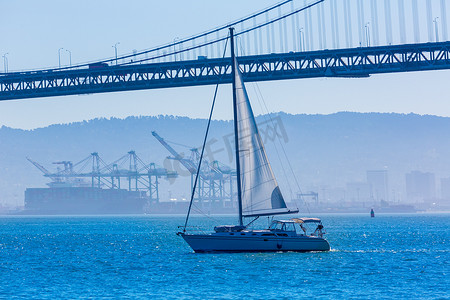 加利福尼亚州 7 号码头的旧金山湾桥风船