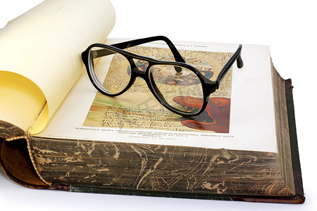 打开的旧书摄影照片_一本打开的旧书和眼镜