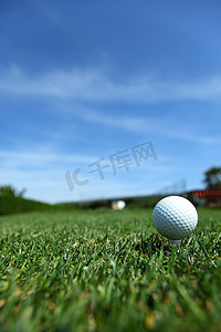 旗杆摄影照片_高尔夫球场上的球