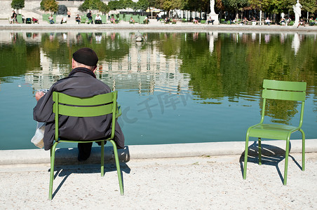 书籍角度摄影照片_巴黎杜乐丽花园中的男子阅读