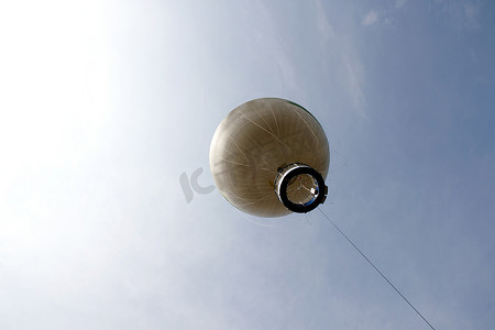 空中飞球摄影照片_圈养气球