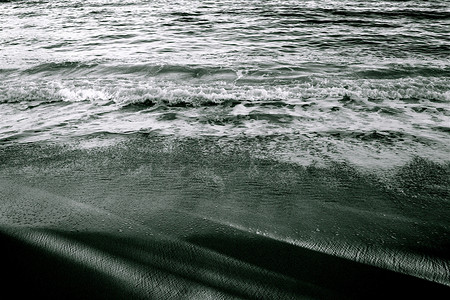 黑阴影摄影照片_海滩上的阴影