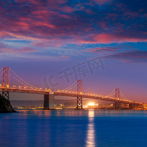 在日落的海湾大桥在旧金山加利福尼亚