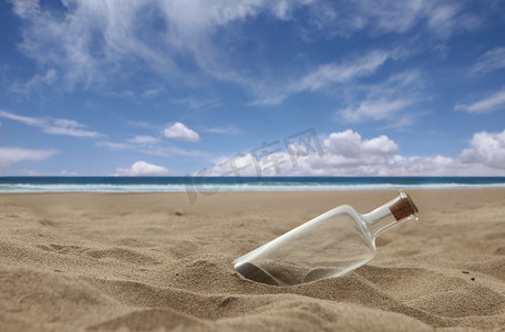 被抛弃的人摄影照片_美丽的海滩与软木塞瓶
