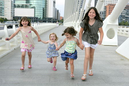 四个小女孩在城市中漫步