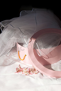 粉色盒子和新娘面纱