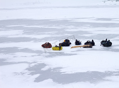 旅行攻略摄影照片_冬季旅游背包攻略行走冰上