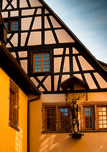 阿尔萨斯黄色木框架房屋