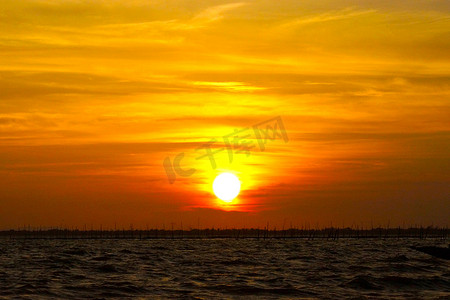 泰国湖泊的日落至暮色