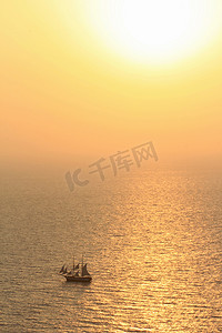 橙色风景摄影照片_日落时的老帆船
