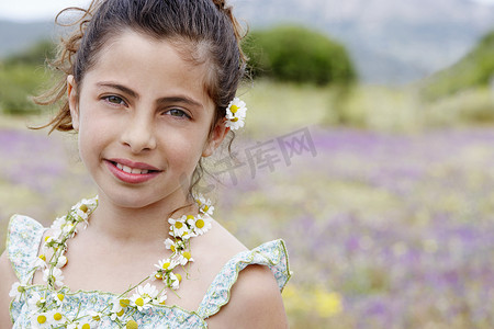 少女草原上戴花项链的快乐画像