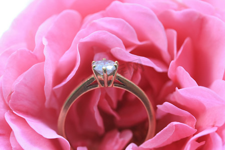 粉玫瑰钻石订婚戒指