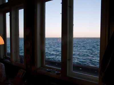 透过窗户望向海洋