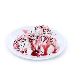 冰淇淋勺放在盘子里。