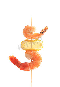 串肉扦摄影照片_烤虾配柠檬串。