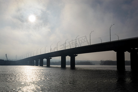 雾中的桥