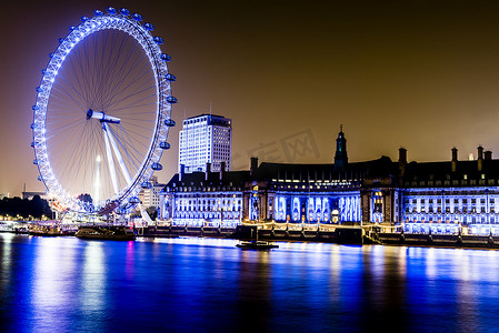 伦敦泰晤士河畔的夜晚