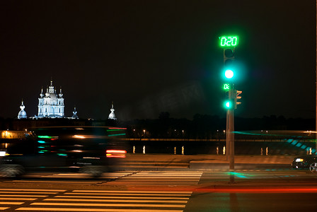红色城市车摄影照片_汽车通过码头红绿灯的红色信号