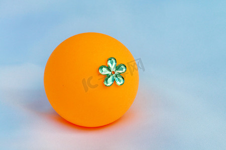 用塑料花装饰的橙色球