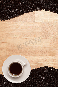 木质背景上的深烘焙咖啡豆