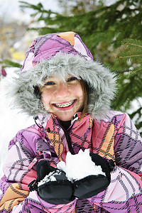 快乐冬季女孩手持雪花