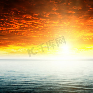 橙色风景摄影照片_红色夕阳和黑暗海洋