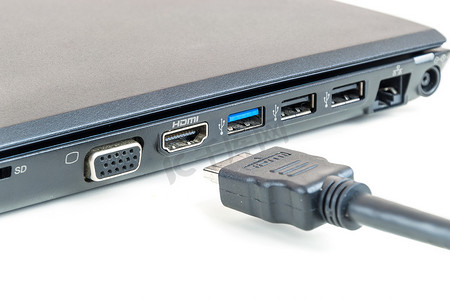将 HDMI 电缆插入笔记本电脑