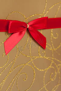 金色纸和红色丝带包装的包裹