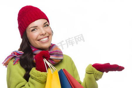 跨种族女性拿着购物袋指向一侧