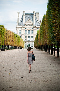 和式摄影照片_在巴黎杜乐丽花园散步的女人