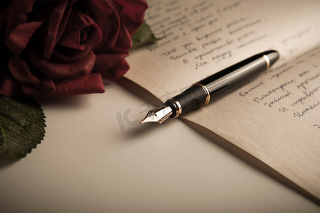 纸上花摄影照片_带有玫瑰的文本单纸上的钢笔