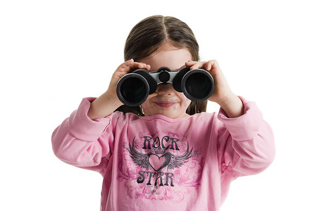 白色背景中通过双筒望远镜向外看的年轻女孩