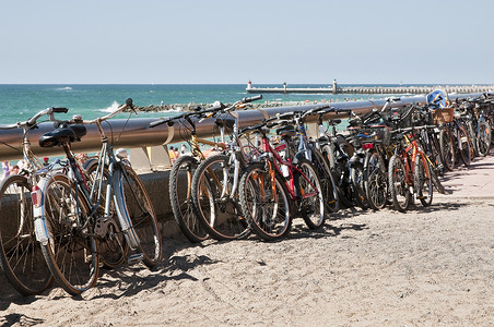满满沙滩上的自行车