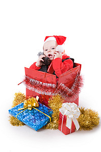 圣诞礼盒红色摄影照片_圣诞礼盒中的婴儿礼物