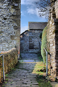 youlgreave 中一些古老的石头建筑之间的狭窄小巷