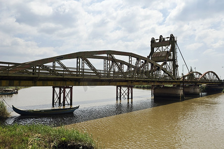 萨多河上的吊桥，Alcacer do Sal，阿连特茹，葡萄牙