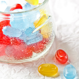 玻璃罐里的多彩糖果