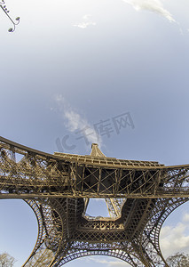 法式建筑摄影照片_巴黎埃菲尔铁塔上方的云彩和天空颜色