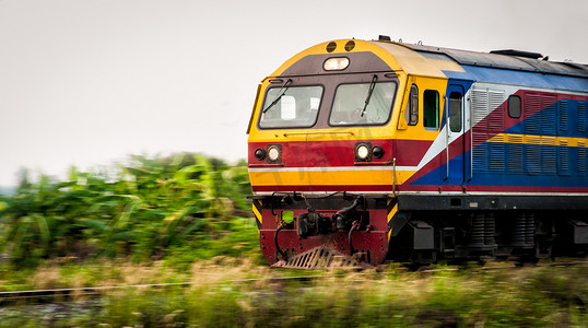 泰国火车在轨道上行驶