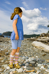 蓝衣女孩在石滩上