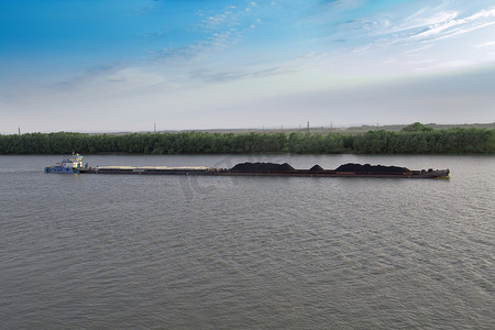 密西西比河驳船的煤炭