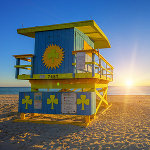迈阿密南海滩日出与救生员塔