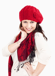 红色帽子和围巾微笑的年轻女子