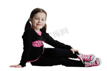 孩子白底摄影照片_白底上年轻女孩伸直双腿坐着